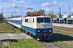 111 056 der Gesellschaft für Fahrzeugtechnik Crailsheim fährt mit einem DLr von Engelsdorf nach Halle (Saale) durch den Bahnhof Leipzig-Schönefeld. Die Zug-Komposition erinnert an die früheren Interregio-Züge. (26.04.2026) <i>Foto: Ralf Opalka</i>