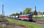 232 673 der Traktion4Rent Saalburg-Ebersdorf vor dem mit Dolomitgestein beladenen Zug auf der Fahrt nach Brandenburg-Altstadt in Leipzig-Wiederitzsch. Im Bahnhof Wiederitzsch laufen bereits die Vorbereitungen zum Umbau. Büsche und Bäume wurden nicht nur geschnitten, sondern sogar samt Wurzeln entfernt. Auch Gleis- und Schwellenreste wurden ausgebaggert. (21.04.2026) <i>Foto: Ralf Opalka</i>