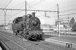 Am 3. Oktober 1971 veranstaltete der Wuppertaler Eisenbahn-Kurier eine Fahrt mit einer 94.5 ins hohe Venn. Die Fahrt sollte über die recht interessante Fahrtroute über Welkenraedt - Eupen - Raeren - Monschau - Kalterherberg gehen. Als Zuglok kam die Eifeltorer 94 1561 zum Einsatz, die für die Sonderfahrt wieder mit alter Nummer versehen wurde und hier durch Walkenraedt rollt. Der Bahnhof Welkenrath wird heute noch für den Verkehr an der Bahnstrecke Liège–Aachen in Richtung Aachen und für den Verkehr in Richtung Eupen genutzt. (03.10.1971) <i>Foto: Wolfgang Bügel</i>
