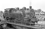 In Raeren herrschte dichtes Gedränge, als 94 1561 auf die Drehscheibe rollte. Der Bahnhof Raeren wurde 1885 eröffnet und besaß zu diesem Zeitpunkt eine Verbindung zum Bahnhof Aachen-Rothe Erde über die Vennbahn sowie nach Stolberg. Die Drehscheibe existierte noch bis ins Jahr 2004. (03.10.1971) <i>Foto: Wolfgang Bügel</i>