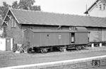 Ein alter belgischer Packwagen (Nr. 99146) im Bahnhof Raeren an der Vennbahn war auch eine Aufnahme wert. Nach Inkrafttreten des Versailler Vertrags war Raeren ab Februar 1921 der Grenzbahnhof zwischen Belgien und Deutschland. Obwohl der Eisenbahnbetrieb 2001 eingestellt wurde, existiert das Empfangsgebäude mit der Güterabfertigung heute noch. (03.10.1971) <i>Foto: Wolfgang Bügel</i>
