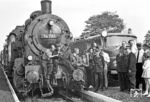 Im Bahnhof Simmerath unterstützte die Monschauer Feuerwehr die Lok beim Wassernehmen. Zeit genug, auch die beteiligten Protagonisten in einem Foto zu verewigen. (03.10.1971) <i>Foto: Wolfgang Bügel</i>