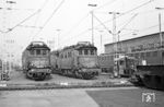 Im Herbst 1971 führte der Abiturjahrgang des Wuppertaler Gymnasiums eine Klassenfahrt nach Freiburg (Brsg) durch. Während sich die anderen Oberstufenschüler an den kulturellen Sehenswürdigkeiten der Stadt abarbeiten mussten, war die Gelegenheit günstig, sich kurz ins Bw Freiburg abzusetzen. Dort standen einträchtig die "Höllentalloks" 145 176 und 145 168. (27.10.1971) <i>Foto: Wolfgang Bügel</i>