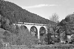 Das bekannte Ravenna-Viadukt im oberen Höllental durfte natürlich auch nicht in der Sammlung fehlen. 145 152 rollt mit E 2052 (Ulm - Freiburg) über die Brücke. (28.10.1971) <i>Foto: Wolfgang Bügel</i>