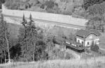139 132 mit P 4563 aus Freiburg (Brsg) zwischen Höllsteig und Hinterzarten kurz vor Einfahrt in den Finsterrank-Tunnel. Oberhalb der Bahnstrecke verläuft die Bundesstraße 31. (28.10.1971) <i>Foto: Wolfgang Bügel</i>