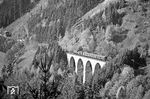 145 168 rollt mit P 4562 nach Freiburg (Brsg) über den Ravenna-Viadukt. Der Zug wird gleich den Bahnhof Höllsteig erreichen (zu sehen am linken Bildrand), der damals noch von einzelnen Zügen wie dem P 4562 bedient wurde.  (28.10.1971) <i>Foto: Wolfgang Bügel</i>