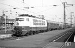 Am 26. September 1971 begann in Freiburg das IC-Zeitalter. Vor dem damals nur die 1. Klasse führenden IC 103 "Markgraf" (Frankfurt/M - Basel SBB) ist 103 114 in Freiburg (Brsg) Hbf eingetroffen. (29.10.1971) <i>Foto: Wolfgang Bügel</i>