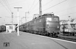 Im Langlauf bespannte die Dortmunder 110 224 den D 505 von Dortmund bis Basel, hier beim Halt in Freiburg (Brsg) Hbf. (29.10.1971) <i>Foto: Wolfgang Bügel</i>