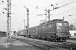 Ausfahrt des D 505 nach Basel SBB mit der Dortmunder 110 224 in Freiburg (Brsg) Hbf.  (29.10.1971) <i>Foto: Wolfgang Bügel</i>