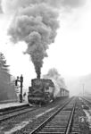 Bei der am 9. Januar 1972 vom EK organisierten „Dampflok-Rundfahrt durch den Westerwald“ herrschte wieder einmal die typische Sonderfahrts-Wetterkatastrophe. Die Fahrt war dem bevorstehenden Abschied von der Baureihe 82 gewidmet. Offensichtlich hatten sich mehr Teilnehmer als ursprünglich gedacht eingefunden, denn in der Fplo war nur von vier B3yg die Rede. Der Zug bestand dann aus sechs Wagen. Erfreulicherweise fehlte der sonst obligatorische Speisewagen. Allerdings waren die Siebdruck-Lokschilder – der seinerzeitigen Unsitte folgend – durch Übermalen der ersten Ziffer und der Kontrollziffer verschlimmbessert worden. Zu allem Überfluss kam im Westerwald auch noch Nebel hinzu, wie dieses Foto des E 41009 in Grenzau zeigt. (09.01.1972) <i>Foto: Wolfgang Bügel</i>