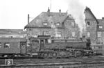 Das Empfangsgebäude des Bahnhofs Altenkirchen (Westerw) ist ein stattlicher Bau aus Bruchstein. Er wurde um 1883/84 errichtet und musste natürlich auch irgendwie mit aufs Foto.  (09.01.1972) <i>Foto: Wolfgang Bügel</i>