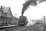 Bei mickrigen Lichtverhältnissen fand im Bahnhof Hachenburg der nächste Fotohalt statt. (09.01.1972) <i>Foto: Wolfgang Bügel</i>