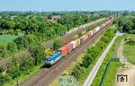 187 324 der Wiener Lokalbahnen Cargo GmbH Wien (WLC) mit einem Containerzug zwischen Seelze und Dedensen/Gümmer. (26.05.2026) <i>Foto: Joachim Schmidt</i>