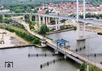 Zum alljährlichen Tag der offenen Tür im Bahnhof Putbus verkehrte der Sonderzug DRC 1820 aus Zwickau (Sachs) mit 142 001 der PRESS, der auf der Ziegelgrabenbrücke in Stralsund sein Ziel fast erreicht hat. (30.05.2026) <i>Foto: Joachim Schmidt</i>