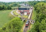 142 001 der Erfurter Bahnservice Gesellschaft brachte den Sonderzug DRC 1821 nach Zwickau (Sachs) von Putbus bis nach Bergen auf Rügen. Hier fährt der Zug aus dem Bahnhof Putbus und passiert dabei die Überführung der ehemaligen Schmalspurstrecke nach Altefähr. (30.05.2026) <i>Foto: Joachim Schmidt</i>