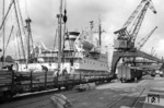 Holzverladung aus der "MS Saarland" im Hamburger Hafen. Die "MS Saarland" war das erste von 5 Schiffen, die die HAPAG am 25. November 1957 bei der Deutschen Werft in Finkenwerder in Dienst stellte. (1958) <i>Foto: Walter Hollnagel</i>