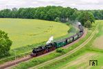 99 4801 und 99 4802 mit P 104 aus Göhren kurz vor Lauterbach Mole. Da dort nicht umgesetzt werden kann, lief ab Putbus noch eine weitere 99er am Zugschluss mit, die den Zug dann wieder zurückzog. (31.05.2026) <i>Foto: Joachim Schmidt</i>