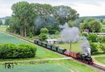 99 4652 mit den liebevoll restaurierten Wagen des RüBB-Traditionszuges in Beuchow. (31.05.2026) <i>Foto: Joachim Schmidt</i>