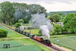 Die RüBB verfügt über 14 historische Traditionswagen. Neben elf Sitzwagen, zwei Buffetwagen, einem Packwagen gehören auch einige historische Güterwagen zum Bestand. Ein nachgebildeter GmP, der anlässlich des Tags der offenen Tür in Putbus unterwegs war, erreicht mit 99 4652 den Haltepunkt Beuchow östlich von Putbus. (31.05.2026) <i>Foto: Joachim Schmidt</i>
