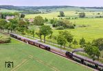 Der RüBB-Traditionszug mit Lok 53 Mh kreuzt in der Ausweiche Posewald mit dem Planzug P 111 nach Göhren. (31.05.2026) <i>Foto: Joachim Schmidt</i>
