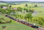 Zugkreuzung zwischen dem RüBB-Traditionszug und dem P 111 nach Göhren in der Ausweiche Posewald. Im Hintergrund ist ein Gutshaus aus der 2. Hälfte des 19. Jahrhunderts zu sehen, das u.a. der Familie von Putbus gehörte, bis es nach 1945 enteignet wurde und verfiel. Mittlerweile wurde der Bau wieder saniert. (31.05.2026) <i>Foto: Joachim Schmidt</i>