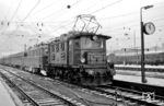 In Innsbruck Hbf hat sich ÖBB 1145.12 als Vorspannlok vor ÖBB 1110.02 gesetzt. Gemeinsam geht es dann zum Brenner. (04.01.1966) <i>Foto: Reinhard Gumbert</i>