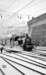 78 222 (Bw München Hbf) fährt mit einem Personenzug aus dem Holzkirchener Flügelbahnhof in München Hbf aus. (04.01.1966) <i>Foto: Reinhard Gumbert</i>
