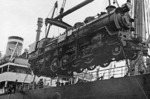 Lokverschiffung der Krupp-Lok 902 (Krupp 1464/1935 - 1'D1'h - 1676 mm - Santiago "902") für die Chilenischen Staatsbahnen "Ferrocarriles del Estado" im Hafen von Bremen. (1935) <i>Foto: Walter Hollnagel</i>