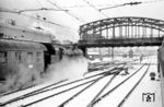 Die Parallelausfahrt in München Hbf konnte 78 222 auf den ersten Metern bis zur Hackerbrücke eindeutig für sich entscheiden. (04.01.1966) <i>Foto: Reinhard Gumbert</i>