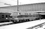 V 320 001 war eine 1962 von der Firma Henschel auf eigene Rechnung als Einzelexemplar hergestellte sechsachsige Diesellok, die von der DB angemietet wurde. Seit 25. Mai 1965 war sie beim Bw Kempten (Allg) stationiert und tat auf der Allgäustrecke Dienst. In München Hbf wartet sie vor einem Schnellzug nach Lindau. (04.01.1966) <i>Foto: Reinhard Gumbert</i>