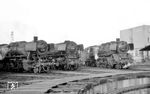 Das Bw Frankfurt/M-2 war maßgeblich für die Bespannungen und die Gestellung von Rangierloks im nahen Hauptgüterbahnhof zuständig. Während 50 1760 zum Bestand des Bw 2 gehörte, war 01 1086 aus Kassel und 41 207 aus Limburg (Lahn) zu Gast. (08.01.1966) <i>Foto: Reinhard Gumbert</i>