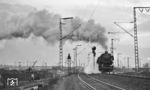 44 355 (Bw Hanau) mit einem Güterzug zwischen Frankfurt/M Hgbf und Frankfurt-West. Links liegt das Bw 2. (13.03.1966) <i>Foto: Reinhard Gumbert</i>