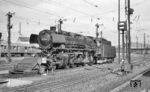 Die bereits z-gestellte 44 1658 verdiente ihr Gnadenbrot als Heizlok in Aschaffenburg Hbf. Am 01.07.1966 wurde sie von der BD Nürnberg ausgemustert und im 4. Quartal 1966 im AW Frankfurt-Nied zerlegt. (19.03.1966) <i>Foto: Reinhard Gumbert</i>