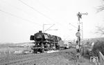 Die ölgefeuerte 44 665 (Bw Kassel) mit Dg 7776 nach Frankfurt Hgbf am südlichen Einfahrsignal von Bad Vilbel Süd, eine Fotostelle, die auch Karl-Ernst Maedel gerne aufsuchte. (06.03.1966) <i>Foto: Reinhard Gumbert</i>