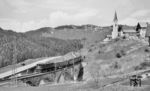 ÖBB 1245.538 mit E 660 (München - Mittenwald - Innsbruck) auf dem Gurgelbach-Viadukt bei Reith. (13.04.1966) <i>Foto: Reinhard Gumbert</i>