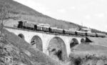 Auf der Mittenwaldbahn fährt ÖBB 1245.533 mit P 2915 aus Innsbruck über das Gurgelbach-Viadukt nach Reith ein. (13.04.1966) <i>Foto: Reinhard Gumbert</i>
