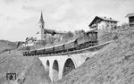 ÖBB 1245.534 mit P 2924 (Mittenwald - Innsbruck) auf dem Gurgelbach-Viadukt bei Reith. Am 17. April 1945 war der Viadukt durch einen gezielten Bombenangriff der 14. Fighter Group der USAF zerstört worden. Dabei wurden auch über 30 Häuser, die Pfarrkirche und die Schule beschädigt. (13.04.1966) <i>Foto: Reinhard Gumbert</i>