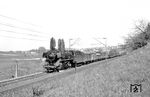 44 552 (Bw Kassel) in der seltenen Kombination einer Schürzenlok mit Ölfeuerung vor Dg 7776 nach Frankfurt Hgbf bei Bad Vilbel. (30.04.1966) <i>Foto: Reinhard Gumbert</i>