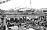 Vier unbekannte Werkloks warten bei der Fa. Walter Trapp am Frankfurter Osthafen auf die Verschrottung. Das Unternehmen wurde 1934 gegründet, zog bereits 1937 vom Hauptgüterbahnhof zum Osthafen um und handelte mit Schrott, NE-Metallen und Altpapier. 1985 wurde die Schrottsparte von der Thyssen-Handelsunion erworben. Heute handelt die als Lokverschrotter bekannte Firma hauptsächlich nur noch mit Altpapier.  (19.05.1966) <i>Foto: Reinhard Gumbert</i>