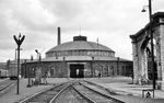 Bekannt wurde das Bw Paderborn besonders durch seinen Rundlokschuppen mit innen liegender Drehscheibe. Leider kam die DB dem Denkmalschutz zuvor und riss das seltene Stück im April 1978 ab. In Deutschland gibt es nur noch zwei Rundhäuser: Im Güterbahnhof Berlin-Pankow und in der Einfahrt zum Bw Berlin-Rummelsburg. Weitere Rundschuppen preußischer Bauart stehen noch in den ehemaligen deutschen Gebieten Polens (z.B. in Pila [dt. Schneidemühl]) sowie in den ehemals ostpreußischen Städten Insterburg (Tschernjachowsk) und Königsberg (Kaliningrad). (28.05.1966) <i>Foto: Reinhard Gumbert</i>