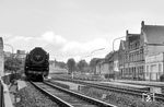 01 194 vom Bw Rheine fährt mit E 550 (Walkenried - Northeim - Bodenfelde - Altenbeken - Dortmund - Duisburg) in Paderborn ein. (28.05.1966) <i>Foto: Reinhard Gumbert</i>