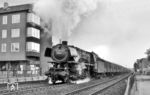 44 389 (Bw Paderborn) nimmt mit einem Dg in Paderborn Anlauf für die Steigung ins Eggegebirge nach Altenbeken. (28.05.1966) <i>Foto: Reinhard Gumbert</i>