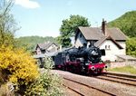Im Rahmen der EK-Sonderfahrt „Mit Dampf entlang der Mosel und durch die Eifel“ kam die mit alter Nummer ausgestattete Tübinger 038 382-8 nach Monreal in die Eifel. (04.06.1972) <i>Foto: Dieter Kempf</i>