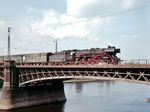 03 2214 auf der Marienbrücke über die Elbe kurz vor dem Bahnhof Dresden-Neustadt. Zwischen 2001 und 2004 wurde die Brücke komplett erneuert. Der Rohbau des ersten Brückenüberbaus wurde am 18. September 2002 fertiggestellt und ging mit zwei Gleisen am 27. Januar 2003 in Betrieb. Anschließend wurde der zweite alte zweigleisige Brückenteil (Foto) abgerissen und durch den zweiten, dreigleisigen Brückenüberbau des Neubaus ersetzt. Am 14. Oktober 2003 war der zweite Teil im Rohbau fertiggestellt. Dieser elbabwärts liegende Teil der Brücke ging am 19. April 2004 mit zwei weiteren Gleisen in Betrieb. Mit dem fertiggestellten Neubau stieg die Kapazität gegenüber der alten Brücke von 300 auf 550 Züge pro Tag. Der fünfgleisige Ausbau der Marienbrücke war Bestandteil der zweiten Baustufe des Verkehrsprojekts Deutsche Einheit Nr. 9. (08.10.1976) <i>Foto: Dieter Kempf</i>