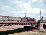 03 2214 fährt mit P 3807 über die Marienbrücke nach Dresden-Neustadt ein. Die Marienbrücke ist nach Maria Anna von Bayern benannt, der Gemahlin des sächsischen Königs Friedrich August II.  (08.10.1976) <i>Foto: Dieter Kempf</i>