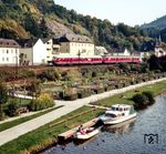 517 008 mit 817 003 mit der letzten Fahrt der "Limburger Zigarren" im Lahntal in Balduinstein. (01.10.1983) <i>Foto: Dieter Kempf</i>