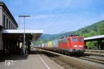 Die Nürnberger 139 166 fährt mit einem Containerzug durch den Bahnhof Lohr. (05.2004) <i>Foto: Dieter Kempf</i>