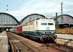 Der TEE 50 "Goethe" mit der neu ausgelieferten 181 214 in Frankfurt (Main) Hbf. Das Wagenmaterial bestand damals aus klimatisierten Wagen des französischendes TEE "Mistral". Die restaurierten Abteil- und Barwagen aus rostfreien Chrom-Nickel-Stahl behielten dabei ihren ungestrichenen Silberlook aus den 1950er Jahren mit rotem Band zwischen Fensteroberkante und Dachunterkante mit der Aufschrift "Trans Europ Express". Der Generatorwagen (hinter der Lok), den man für den Strom der Klimatisierung der Wagen benötigte, wurde rot umlackiert. Der Wagenpark wurde vom 31.05.1970 bis 01.06.1975 während der gesamten Laufzeit des TEE 50/51 von der SNCF gestellt, die Bewirtschaftung erfolgte durch CIWLT. Der Zuglauf ging von Paris Est über Metz - Forbach - Saarbrücken - Kaiserslautern - Mannheim nach Frankfurt/M über eine Strecke von 643 km in einem eintägigen Umlauf. Ab Sommerfahrplan 1975 wurde der TEE in einen "normalen" Schnellzug (D 256/257) umgewandelt. (23.05.1975) <i>Foto: Dieter Kempf</i>
