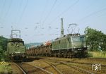 140 438 vom Bw Seelze passiert mit einem Autozug in Laufach die für den Schiebedienst auf der Spessartrampe vorgesehene 194 569 (Bw Nürnberg Rbf). Während die 194 im Jahr 1987 das Zeitliche segnete, ist 140 438 weiterhin für die BayernBahn Nördlingen maßgeblich vor dem "Henkelzug" unterwegs. (22.07.1986) <i>Foto: Dieter Kempf</i>