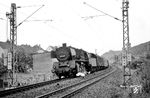 50 1057 vom Bw Oberlahnstein befördert einen Postexpresszug nach Köln-Gereon bei Niederbreisig. (07.1957) <i>Foto: Ernst Winter</i>
